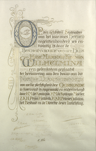 828155 Afbeelding van de oorkonde onder andere ondertekend door leden van de koninklijke familie bij de eerste ...